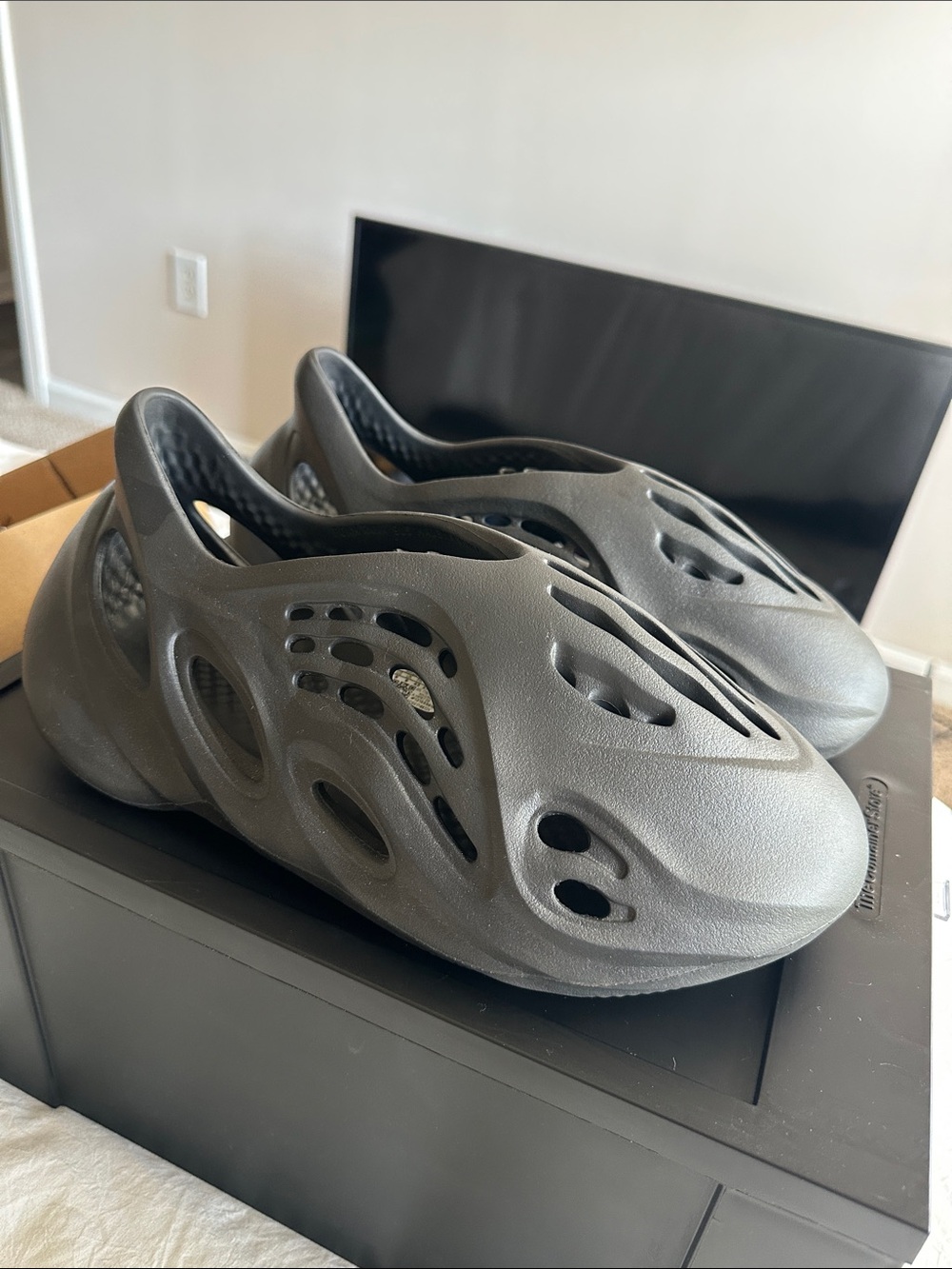 Carbon Yeezy Foam Runner - Picture 2 of 7